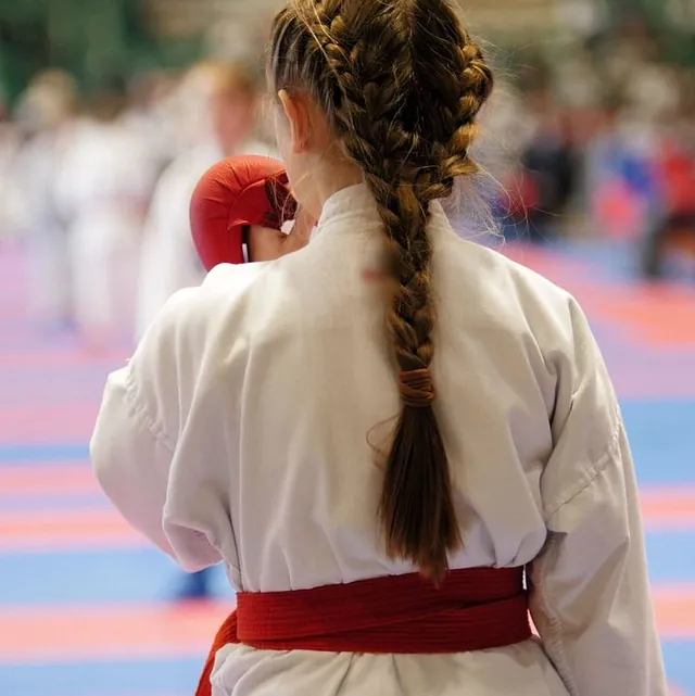 niña con coleta de espaldas en clase aikido