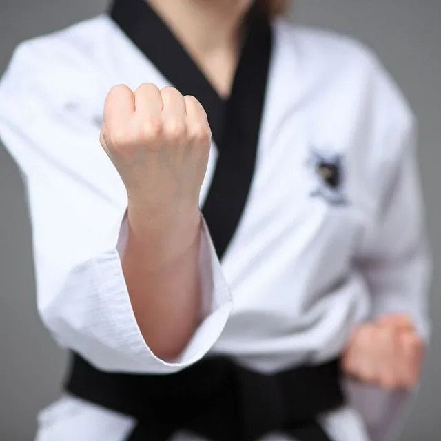 recorte puño en pose lucha de mujer aikido